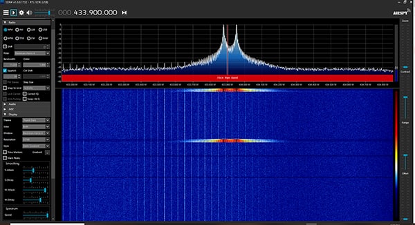 遥控无钥匙进入设备的谱图使用 433.9 MHz 载波的 FSK 图片（单击放大）