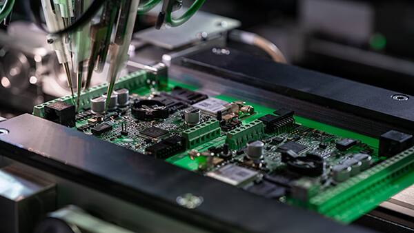 自动焊接芯片元器件到印刷电路板上的图片