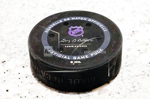 嵌入 NHL 冰球中的传感器的图